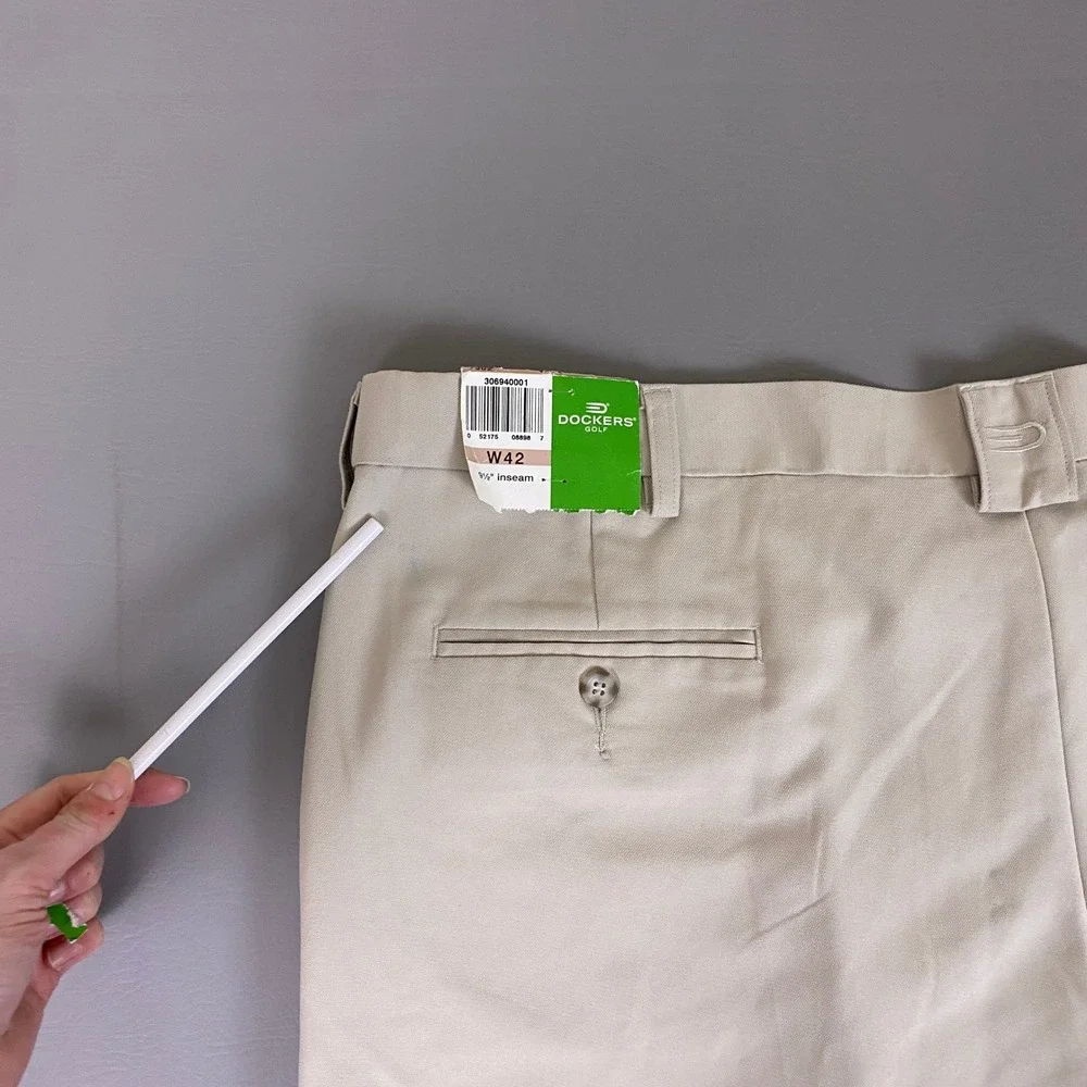Dockers Golf Shorts Men's 42 Khaki Pleated Front Modern Comfort Beige New *Wear*